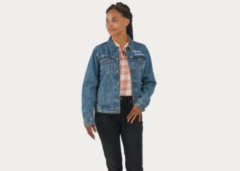 5 Rekomendasi Jaket Levi's Wanita Keren & Stylish